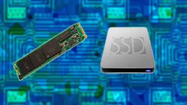 Dysk SSD i jego moduł na tle niebieskiej płyty drukowanej. Optymalizacja wydajności dzięki SSD TRIM.
