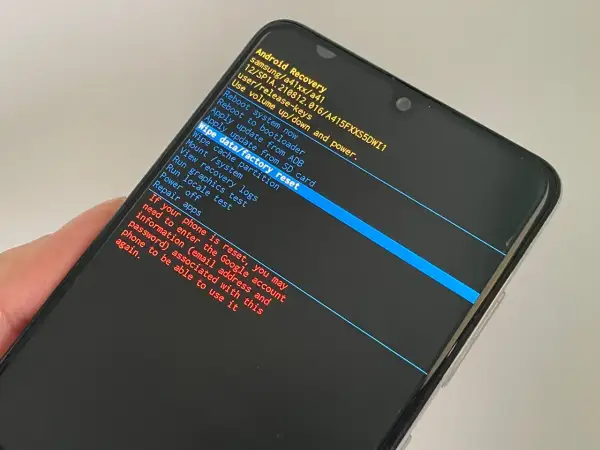 Ekran telefonu z menu Android Recovery. Wybierz "Wipe data/factory reset", aby wyczyścić pamięć telefonu Huawei i przywrócić ustawienia fabryczne.