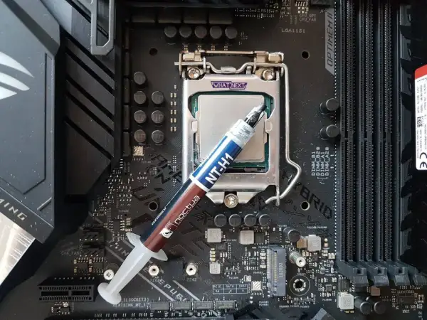 Aplikacja pasty termoprzewodzącej NT-H1 na procesor. Ile pasty na procesor? Odpowiednia ilość zapewni optymalne chłodzenie.