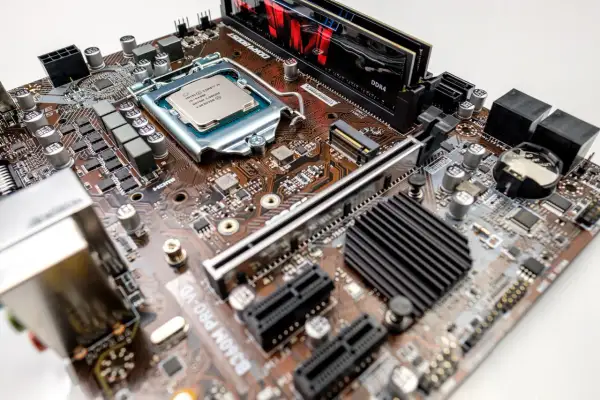 Płyta główna z procesorem Intel Core i5, slotami DDR4 i złączami, które mogą być używane do rozbudowy, np. PCIe, w przeciwieństwie do starszych PCI.
