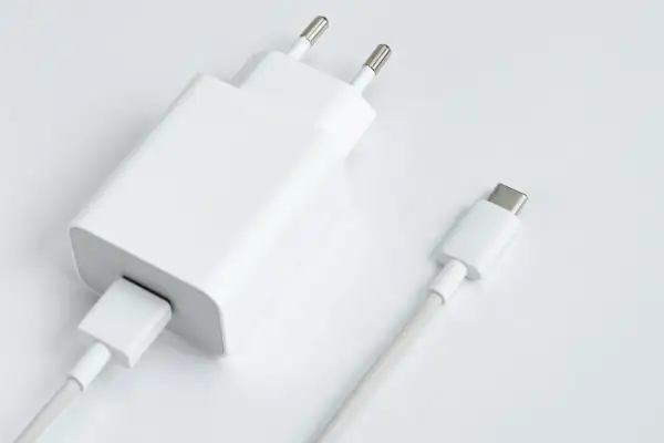 Biała ładowarka sieciowa z kablem USB-C. Dowiedz się, jak obliczyć moc ładowarki, by wybrać najlepszą dla swojego urządzenia.