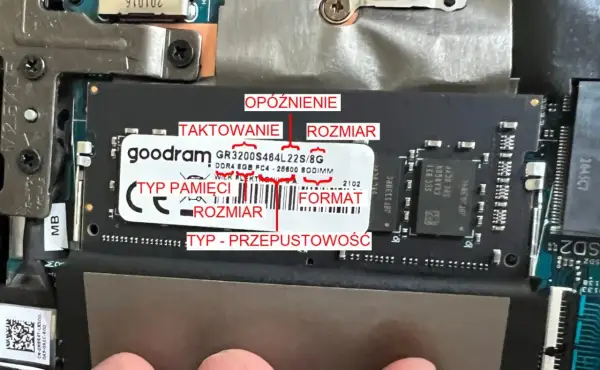 Jak zwiększyć RAM w laptopie? Na module pamięci DDR4 widać oznaczenia: opóźnienie, taktowanie, rozmiar, typ pamięci, format i przepustowość.