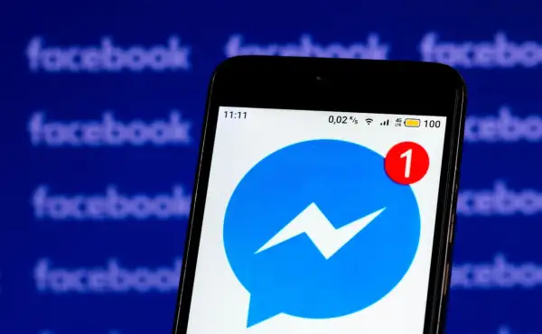Telefon z ikoną Messengera i powiadomieniem "1". Dowiedz się, jak odczytać wiadomość na Messengerze bez wyświetlania na Androidzie.