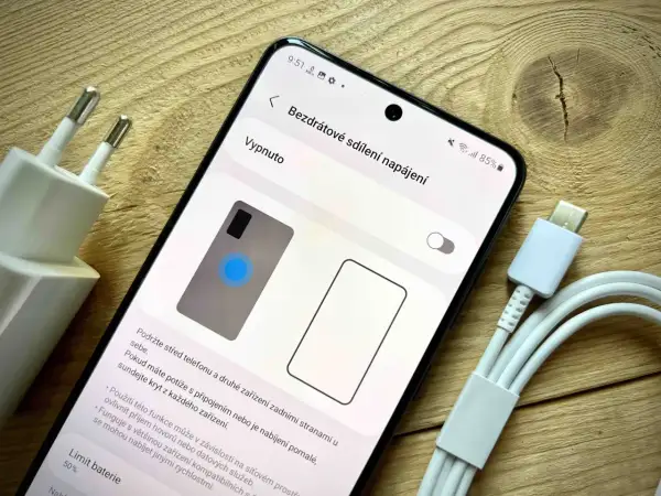 Jak włączyć ładowanie indukcyjne Samsung? Na ekranie telefonu widać opcję "Bezdrátové sdílení napájení" (udostępnianie zasilania bezprzewodowo).