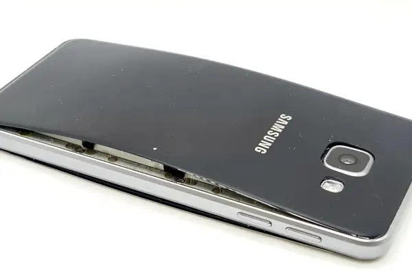 Uszkodzony Samsung A40, którego tylna obudowa jest odklejona, co może być przyczyną, że samsung a40 nie ładuje.