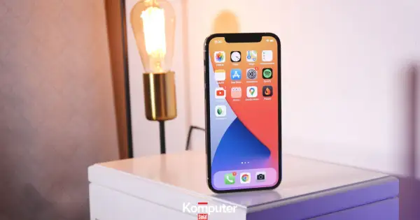 iPhone z widocznymi ikonami aplikacji. Dowiedz się, jak przywrócić usunięte aplikacje iPhone, korzystając z App Store.