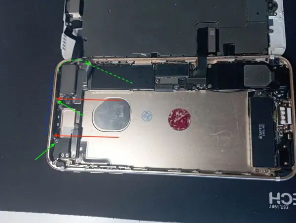 Gdzie jest antena NFC w telefonie? Widać ją na zdjęciu, w lewym górnym rogu, pod metalową osłoną.