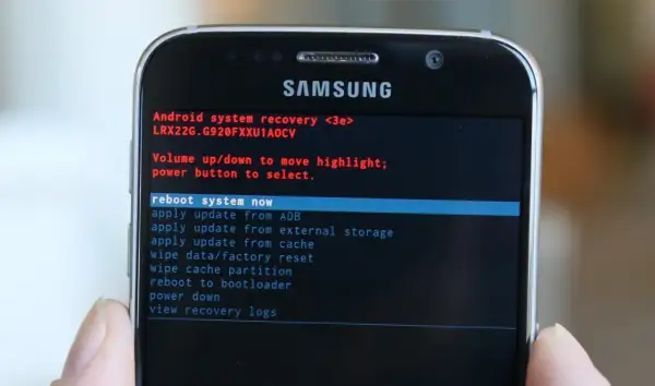 Ekran recovery Samsung, pokazujący opcje jak sformatować telefon Samsung. Wybierz "wipe data/factory reset".