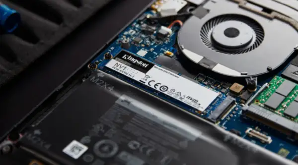 Dysk SSD NVMe M.2 Kingston NV1, gdzie jest dysk w komputerze, zamontowany obok baterii i wentylatora.